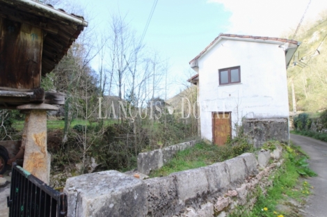 Casa rústica tradicional de pueblo en venta cerca Covadonga. Cangas de Onís.
