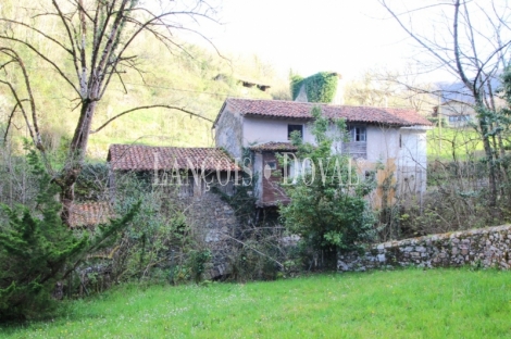 Casa rústica tradicional de pueblo en venta cerca Covadonga. Cangas de Onís.