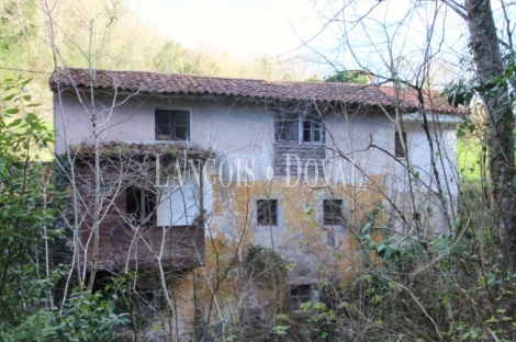 Casa rústica tradicional de pueblo en venta cerca Covadonga. Cangas de Onís.