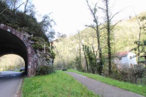 Casa rústica tradicional de pueblo en venta cerca Covadonga. Cangas de Onís.