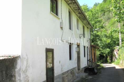 Casa rústica tradicional de pueblo en venta cerca Covadonga. Cangas de Onís.