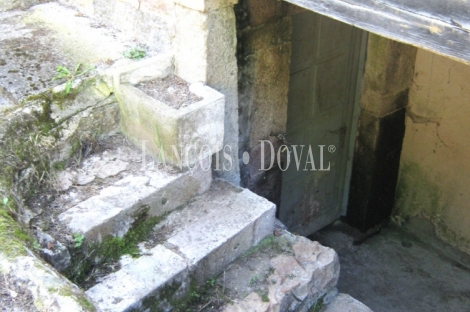 Casa rústica tradicional de pueblo en venta cerca Covadonga. Cangas de Onís.