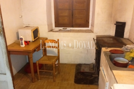 Casa rústica tradicional de pueblo en venta cerca Covadonga. Cangas de Onís.