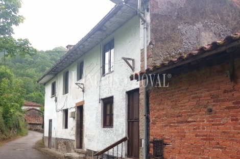 Casa rústica tradicional de pueblo en venta cerca Covadonga. Cangas de Onís.