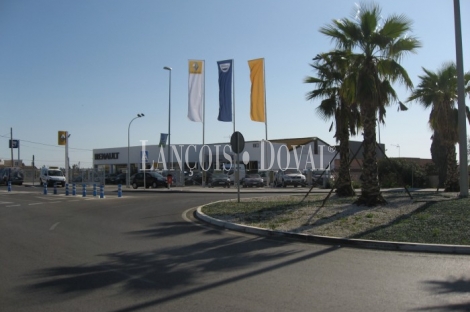 Sanlúcar de Barrameda. Cádiz. Nave comercial, exposición y suelo residencial urbano en venta