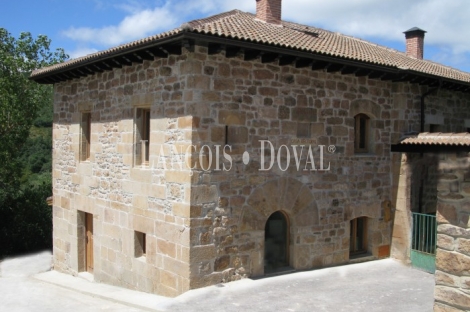 Rasgada. Valderredible. Cantabria. Casa rectoral en venta.