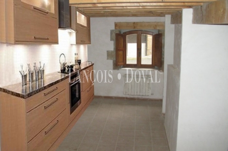 Rasgada. Valderredible. Cantabria. Casa rectoral en venta.