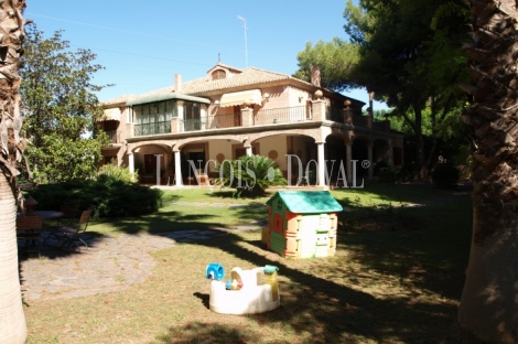 Rocafort. Urb Santa Bárbara. Valencia. Chalet de prestigio en venta.