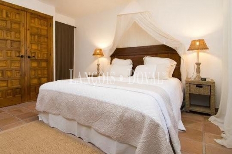 Marbella. Villa en venta actualmente Bed & Breakfast. Málaga.