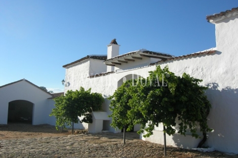 Cortijo y finca en venta. Santisteban del Puerto. Jaén.