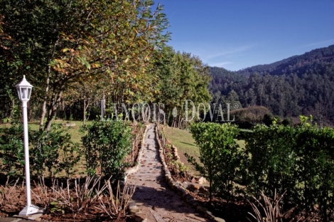 Finca y casa asturiana típica con panera en venta. Trevías. Valdés. Asturias. 