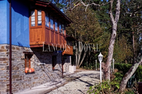 Finca y casa asturiana típica con panera en venta. Trevías. Valdés. Asturias. 