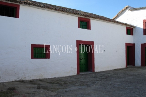 Sierra Morena. Dehesa con cortijo en venta. Finca de caza mayor y menor. Vilches. Jaén.