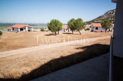 Badajoz. Mérida. Finca y hotel rural restaurante en venta. Arroyo de San Serván.