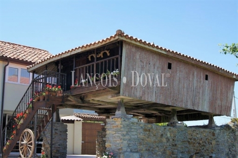 Asturias. Venta antigua casona y panera. Villar. Muros del Nalón