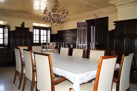 Asturias. Venta antigua casona y panera. Villar. Muros del Nalón