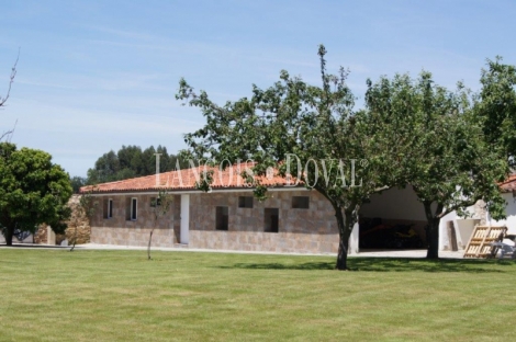 Asturias. Venta antigua casona y panera. Villar. Muros del Nalón
