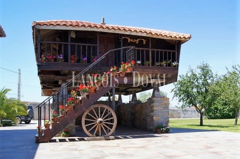 Asturias. Venta antigua casona y panera. Villar. Muros del Nalón