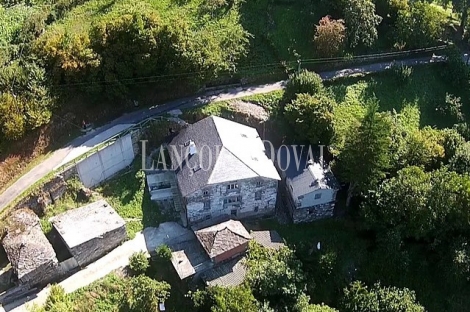 Asturias. Casa rural de piedra en venta. Aldea de Fuentes Cabadas. Boal. Castrillón.