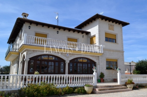 Casa señorial de estilo colonial en venta. Carrión de Los Condes. Palencia.
