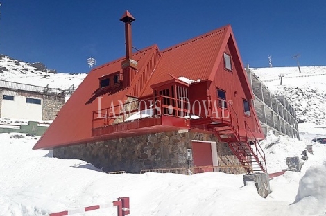 Sierra Nevada. Casa chalet en venta a pie de pistas. Alojamiento turístico