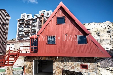 Sierra Nevada. Casa chalet en venta a pie de pistas. Alojamiento turístico