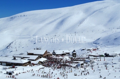 Sierra Nevada. Casa chalet en venta a pie de pistas. Alojamiento turístico