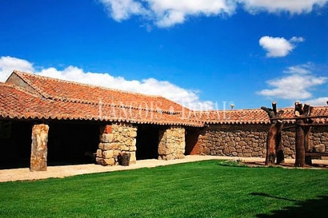 Museo y antigua casa de labranza en alquiler para rodajes y publicidad. Salamanca.