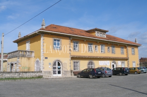 Cantabria. Edificio dotacional en venta. Antigua estación ferrocarril de Bóo Guarnizo.