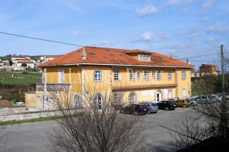 Cantabria. Edificio dotacional en venta. Antigua estación ferrocarril de Bóo Guarnizo.