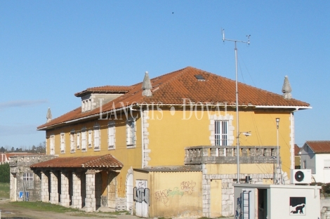 Cantabria. Edificio dotacional en venta. Antigua estación ferrocarril de Bóo Guarnizo.