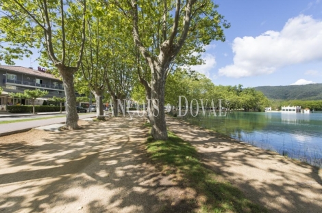 Banyoles. Hotel en venta a orillas del lago.