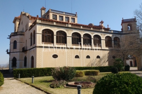 Finca Masía Bach. Singular propiedad y bodegas en venta.