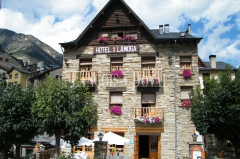 LLavorsí. Hotel con encanto y restaurante en alquiler. Pallars Sobirà.