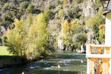 LLavorsí. Hotel con encanto y restaurante en alquiler. Pallars Sobirà.