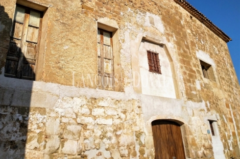 Lleida. Castillo en venta. Les Puelles. Agramunt y sus propiedades históricas.