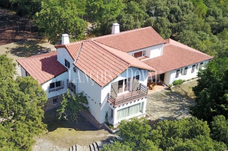 Burgos. Finca en venta con tres casas rurales y caballerizas. Villarcayo.