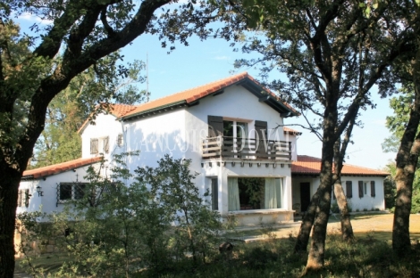 Burgos. Finca en venta con tres casas rurales y caballerizas. Villarcayo.