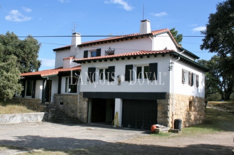 Burgos. Finca en venta con tres casas rurales y caballerizas. Villarcayo.