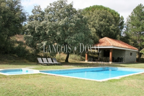 Burgos. Finca en venta con tres casas rurales y caballerizas. Villarcayo.