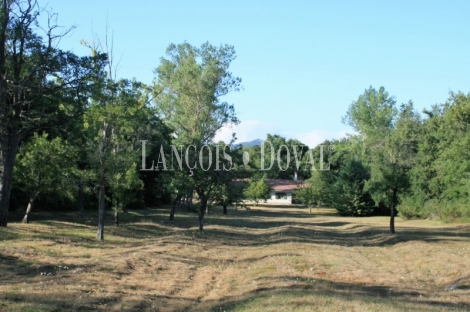 Burgos. Finca en venta con tres casas rurales y caballerizas. Villarcayo.