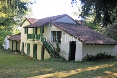 Burgos. Finca en venta con tres casas rurales y caballerizas. Villarcayo.