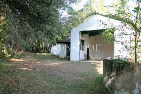 Burgos. Finca en venta con tres casas rurales y caballerizas. Villarcayo.