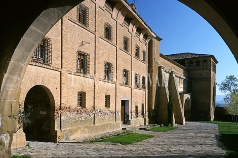 Monasterio cisterciense en venta. Huesca. Aragón propiedades históricas. 