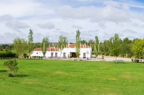 Jerez De Los Caballeros. Hacienda hotel en venta. Restaurante eventos.