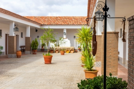 Jerez De Los Caballeros. Hacienda hotel en venta. Restaurante eventos.