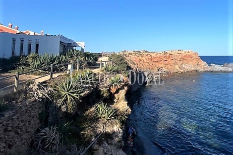 Cabo de Palos. Singular casa en venta junto al faro y a pie de playa.