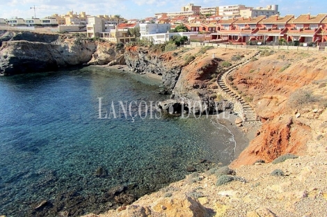 Cabo de Palos. Singular casa en venta junto al faro y a pie de playa.