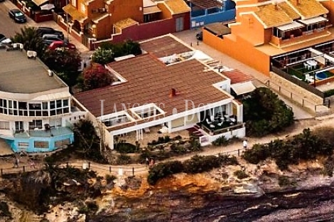 Cabo de Palos. Singular casa en venta junto al faro y a pie de playa.