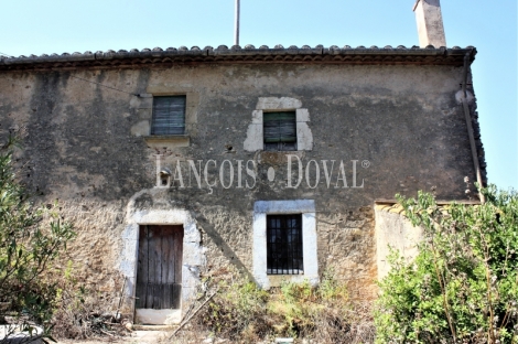 Masía y finca en venta en Pals, emblemática villa medieval del Empordà. 